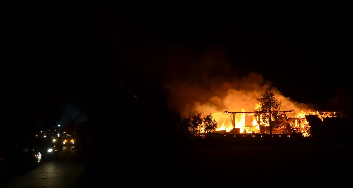 Boerderij verwoest door vlammenzee - Foto 3