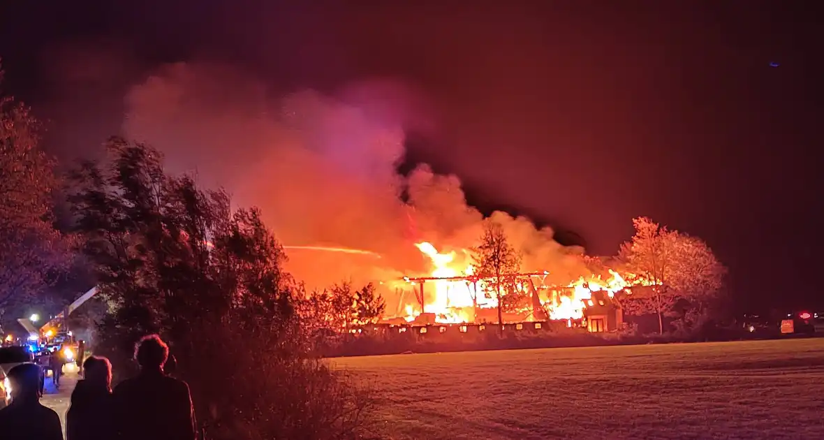 Boerderij verwoest door vlammenzee - Foto 4