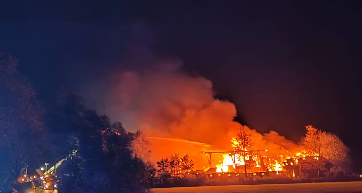 Boerderij verwoest door vlammenzee - Foto 5