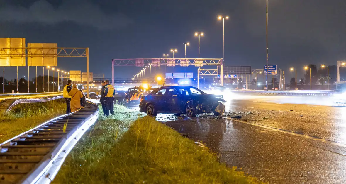 Taxi flink beschadigd bij ongeval op snelweg - Foto 5