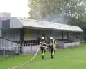 Brandweer blust brand onder voetbaltribune