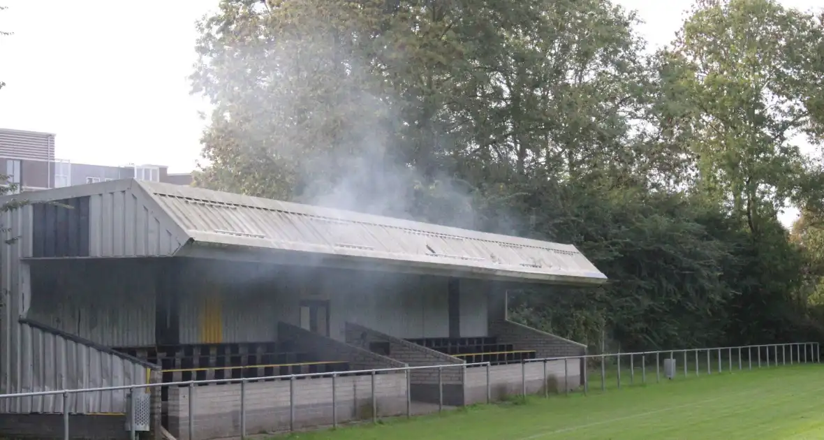 Brandweer blust brand onder voetbaltribune - Foto 1