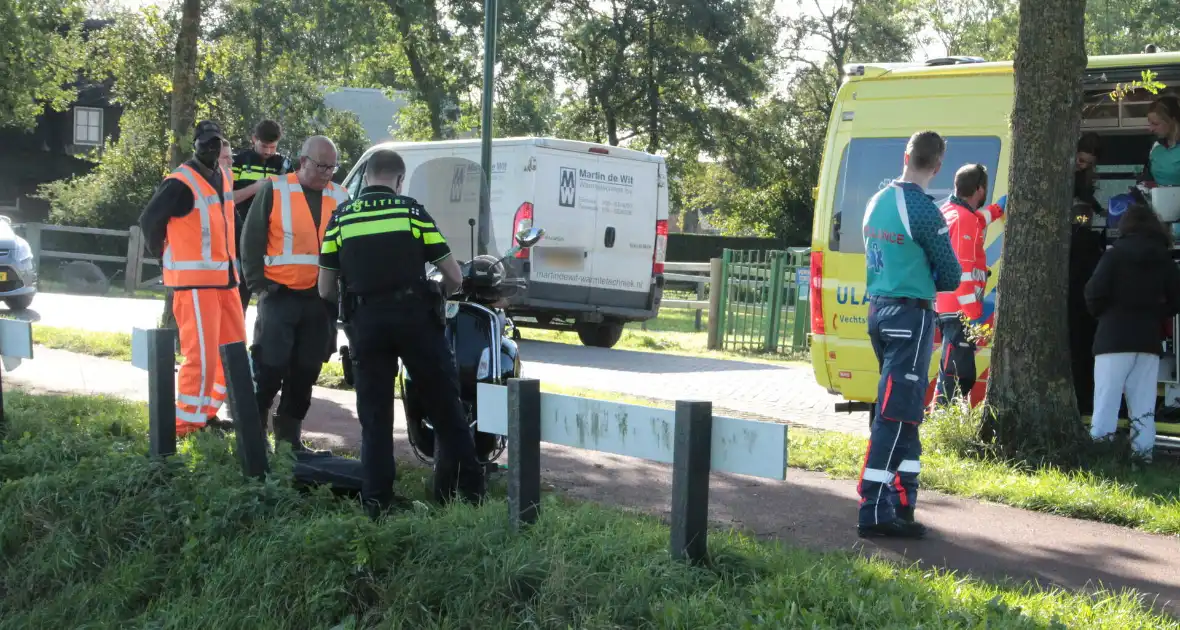Aanrijding tussen auto en scooter - Foto 1