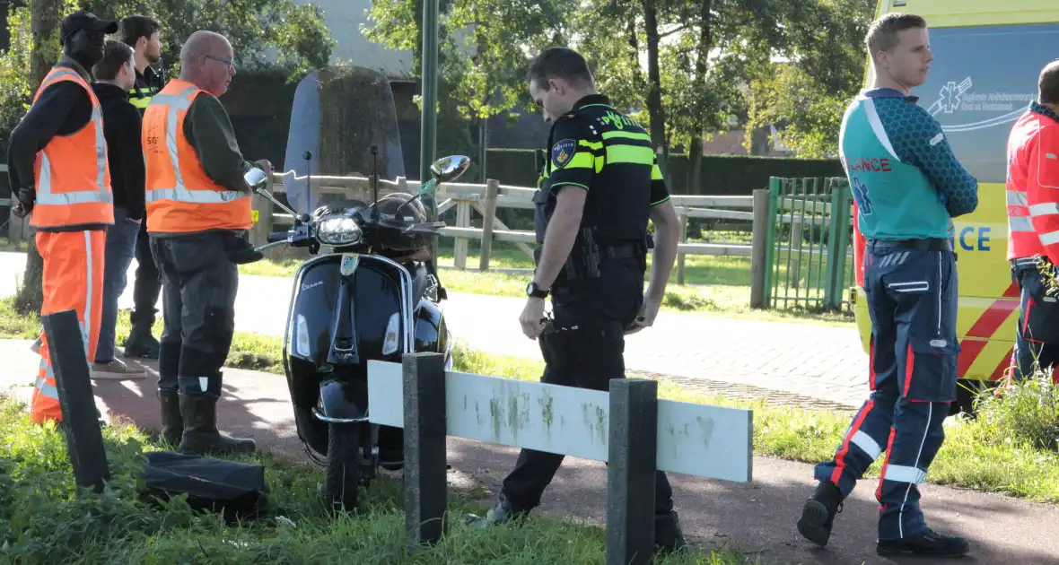 Aanrijding tussen auto en scooter - Foto 2