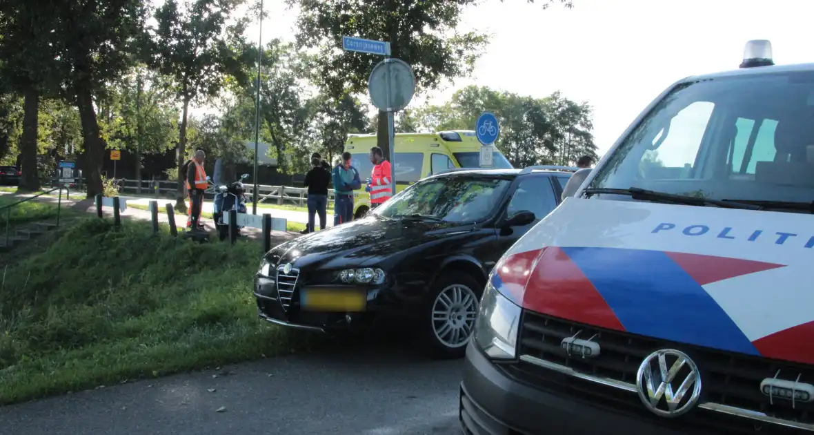 Aanrijding tussen auto en scooter - Foto 3