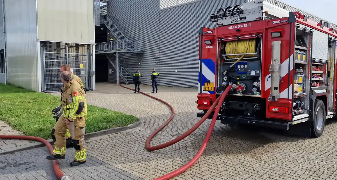 Brandweer schaalt op bij brand in bedrijfsverzamelpand