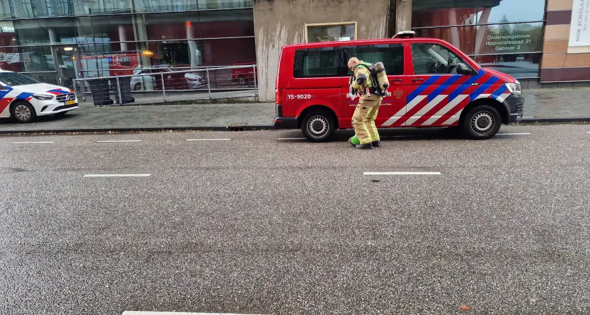 Onderzoek naar chemische reactie in laboratorium - Foto 5