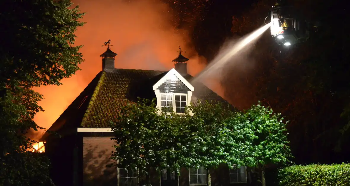 Uitslaande brand in woonboerderij met rieten dak - Foto 5