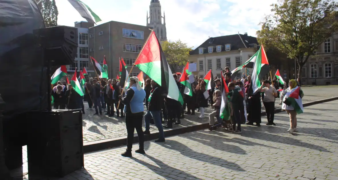 Pro Palestina demonstratie trekt veel mensen - Foto 1