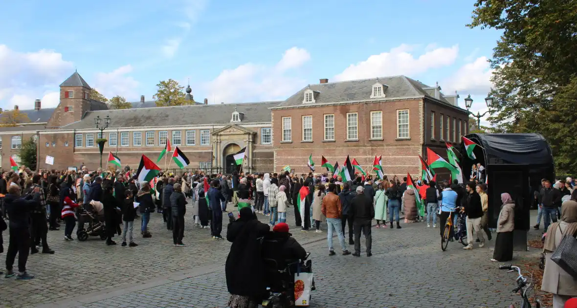 Pro Palestina demonstratie trekt veel mensen - Foto 11