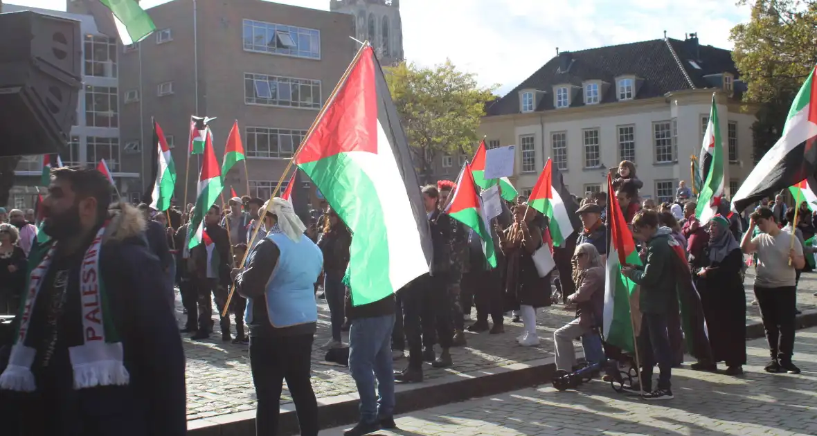 Pro Palestina demonstratie trekt veel mensen - Foto 4