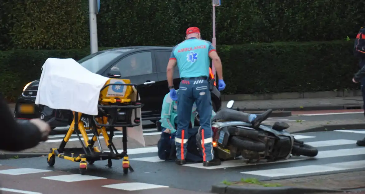Scooter bestuurder gewond bij aanrijding - Foto 3