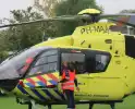 Traumahelikopter landt op speelveld midden in woonwijk