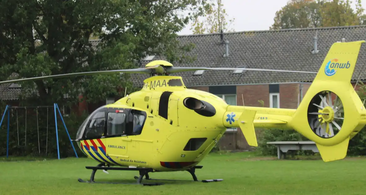 Traumahelikopter landt op speelveld midden in woonwijk - Foto 1