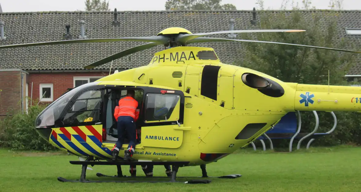 Traumahelikopter landt op speelveld midden in woonwijk - Foto 2