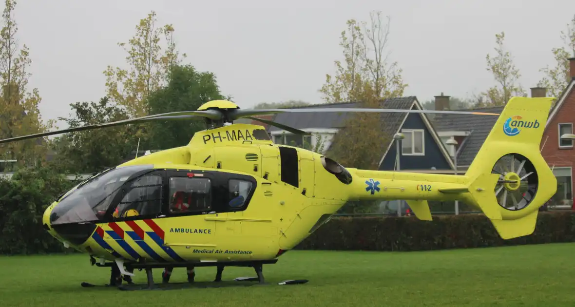 Traumahelikopter landt op speelveld midden in woonwijk - Foto 3