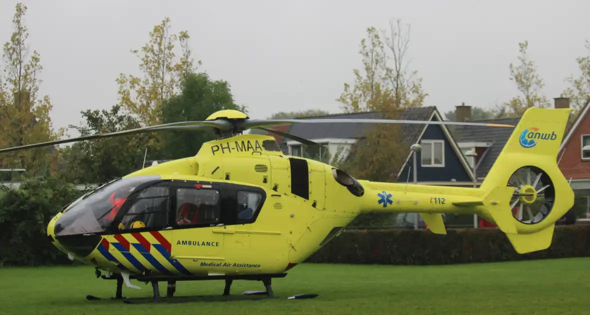 Traumahelikopter landt op speelveld midden in woonwijk - Foto 4