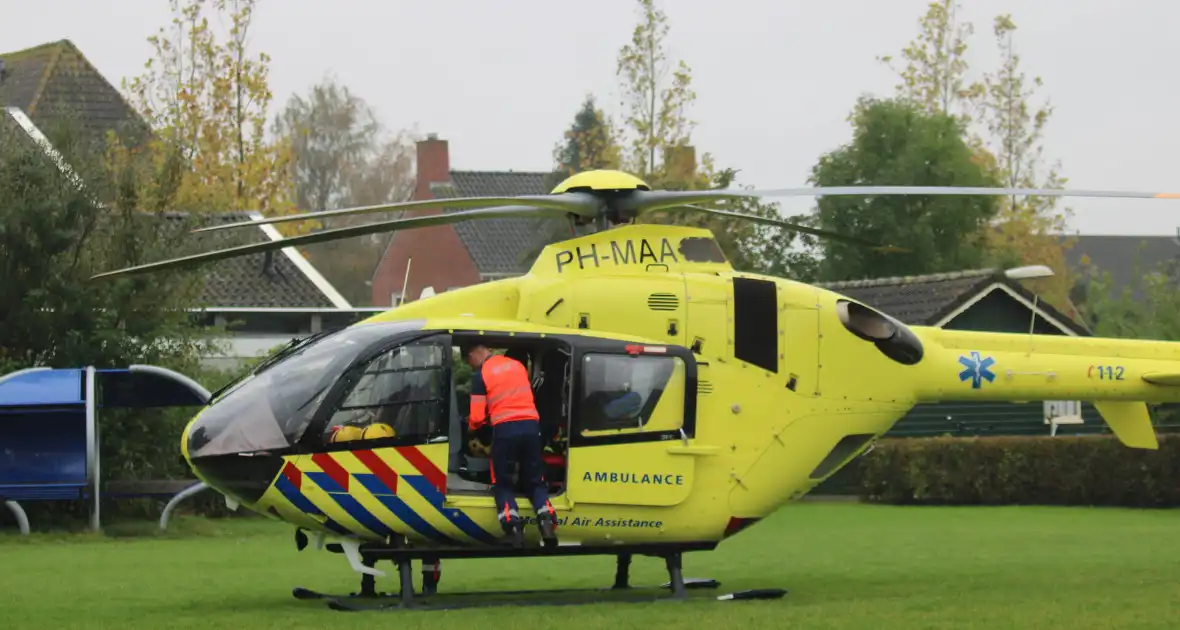 Traumahelikopter landt op speelveld midden in woonwijk - Foto 5