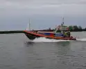 Drie personen van brandende boot gered