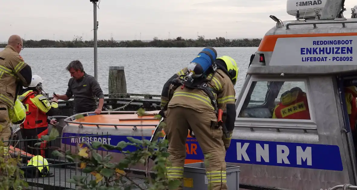 Drie personen van brandende boot gered - Foto 3
