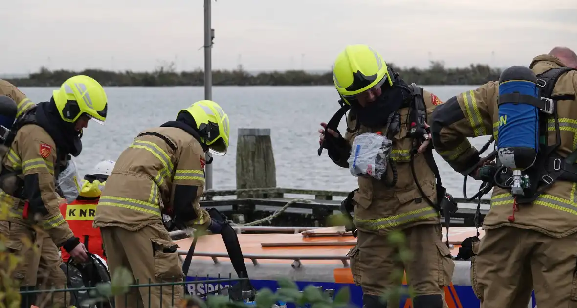 Drie personen van brandende boot gered - Foto 4