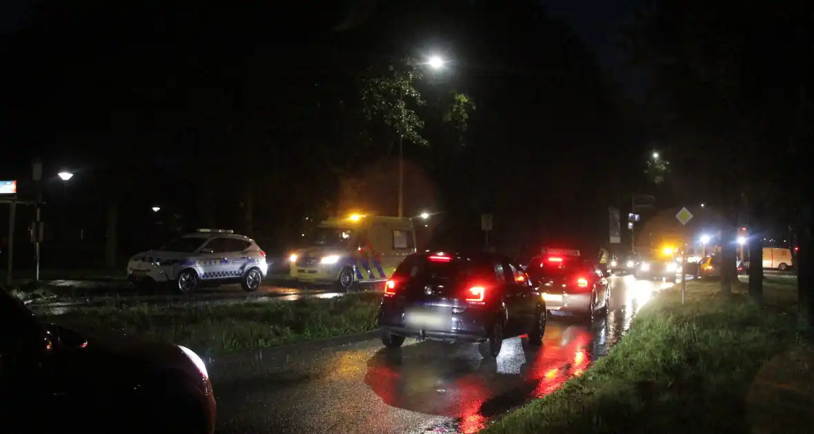 Auto en bestelbus in botsing onderaan afrit - Foto 1
