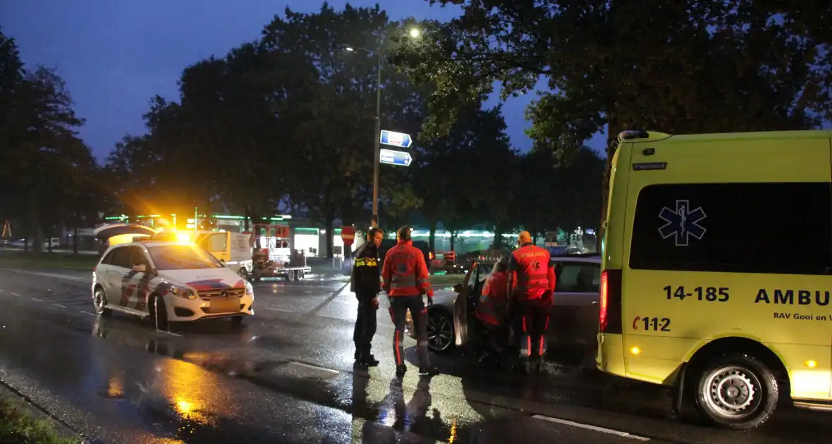 Auto en bestelbus in botsing onderaan afrit - Foto 11
