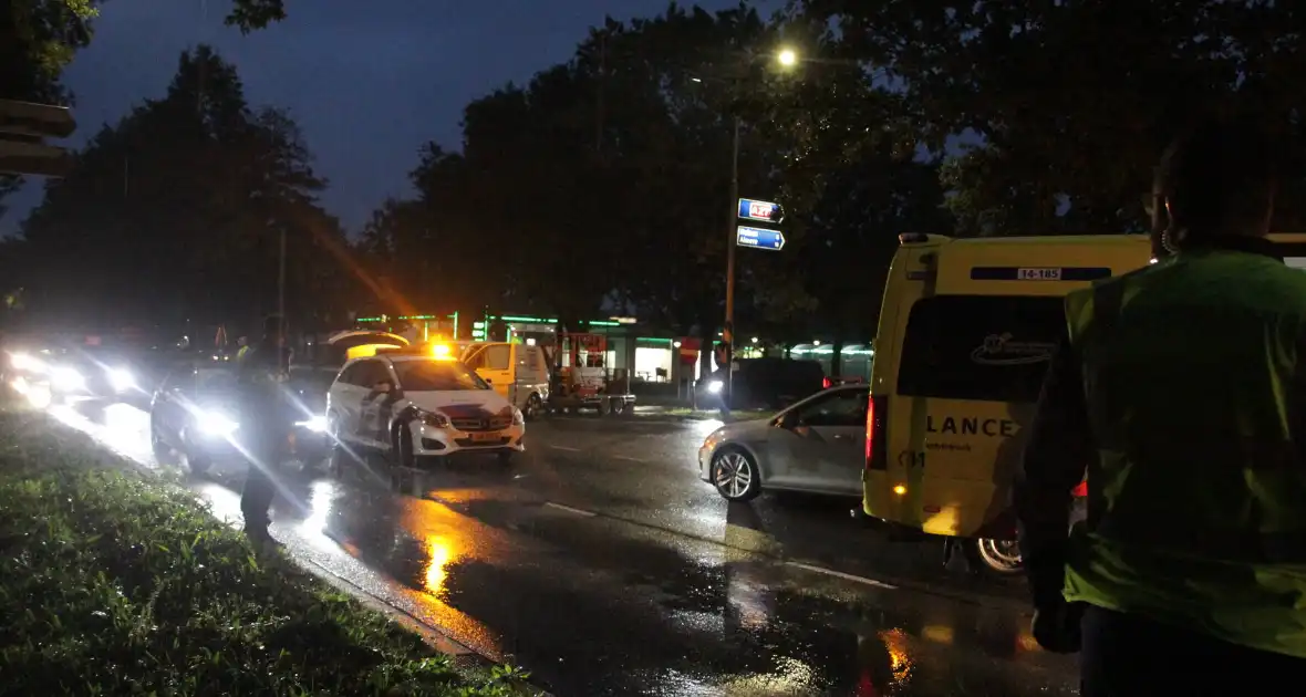 Auto en bestelbus in botsing onderaan afrit - Foto 12