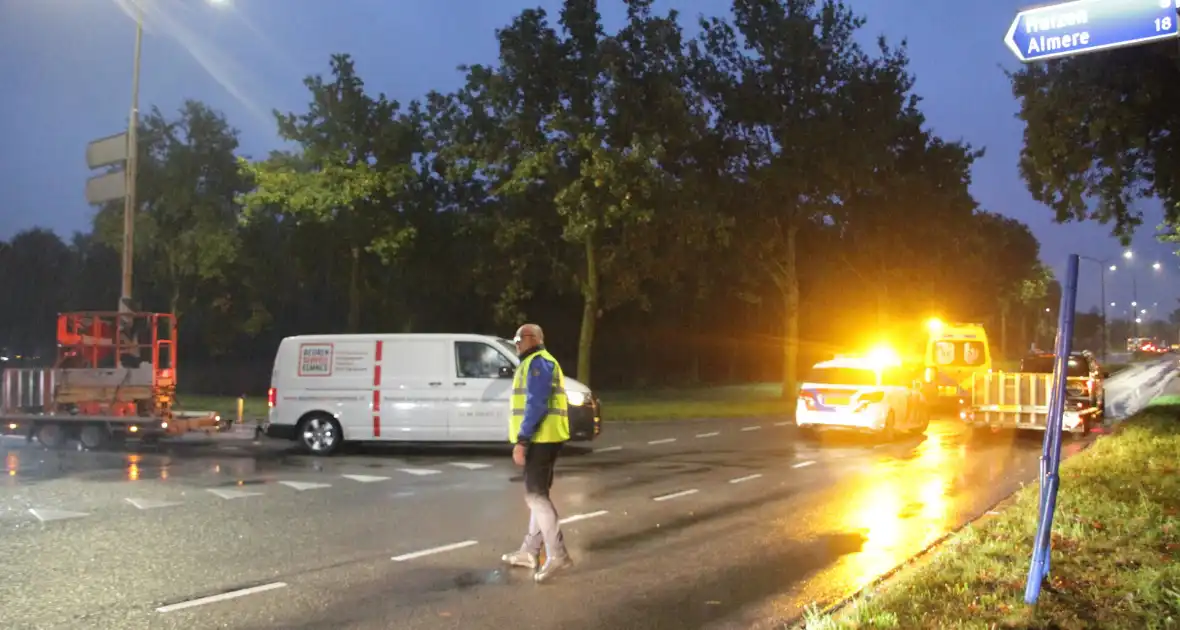 Auto en bestelbus in botsing onderaan afrit - Foto 13