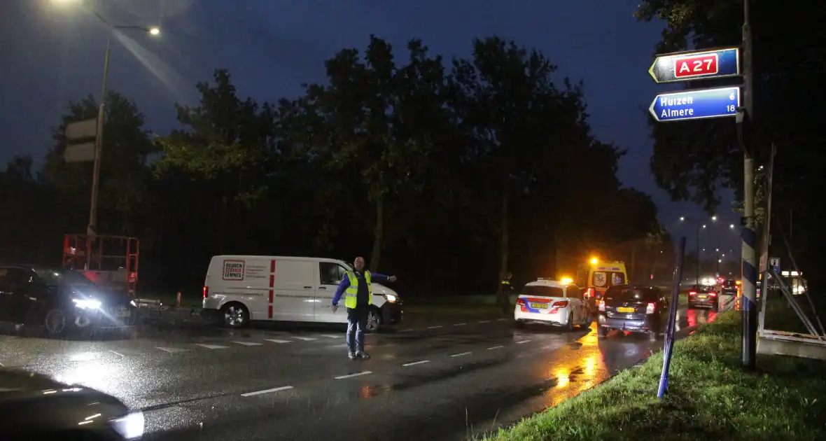 Auto en bestelbus in botsing onderaan afrit - Foto 14