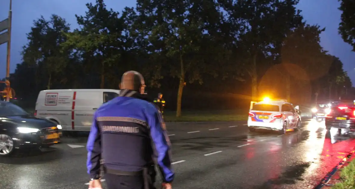 Auto en bestelbus in botsing onderaan afrit - Foto 18