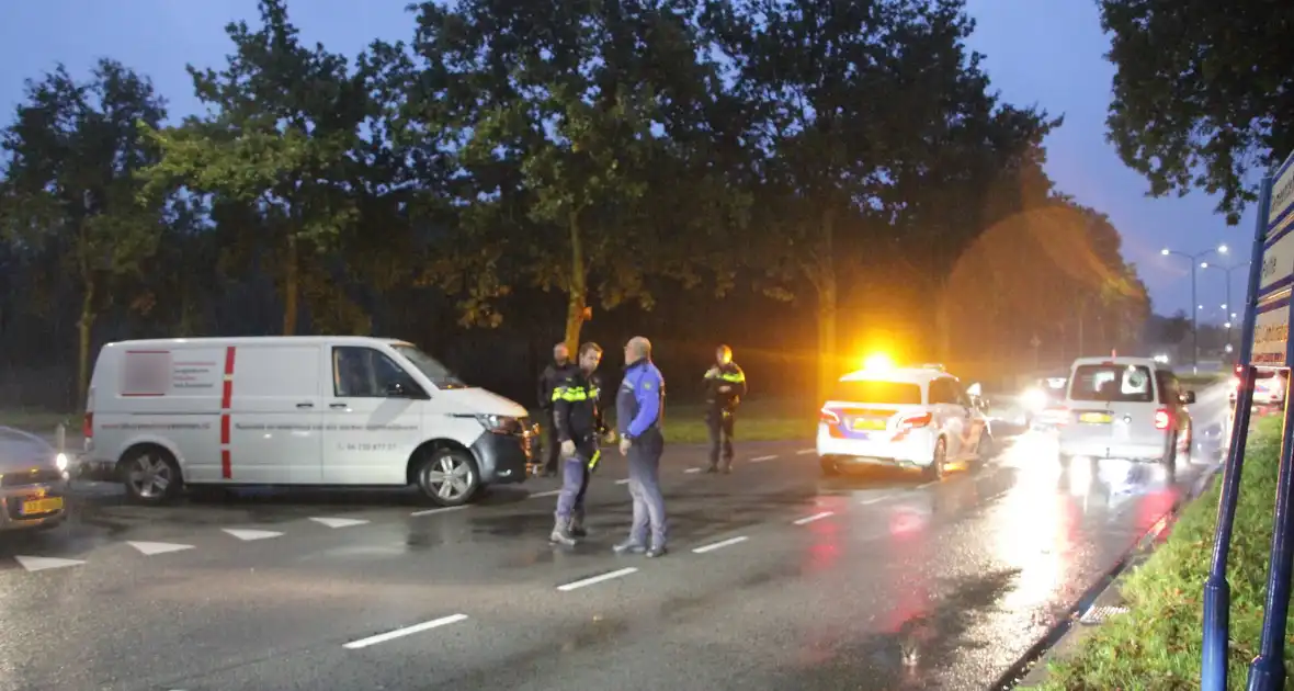 Auto en bestelbus in botsing onderaan afrit - Foto 19