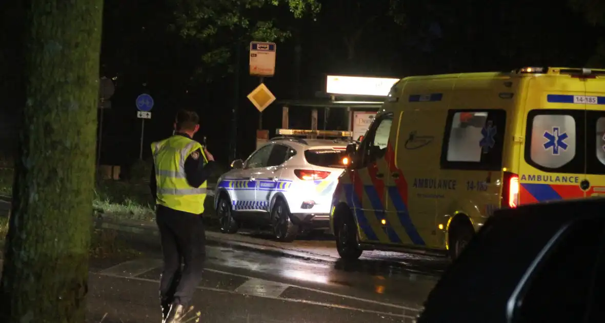 Auto en bestelbus in botsing onderaan afrit - Foto 2