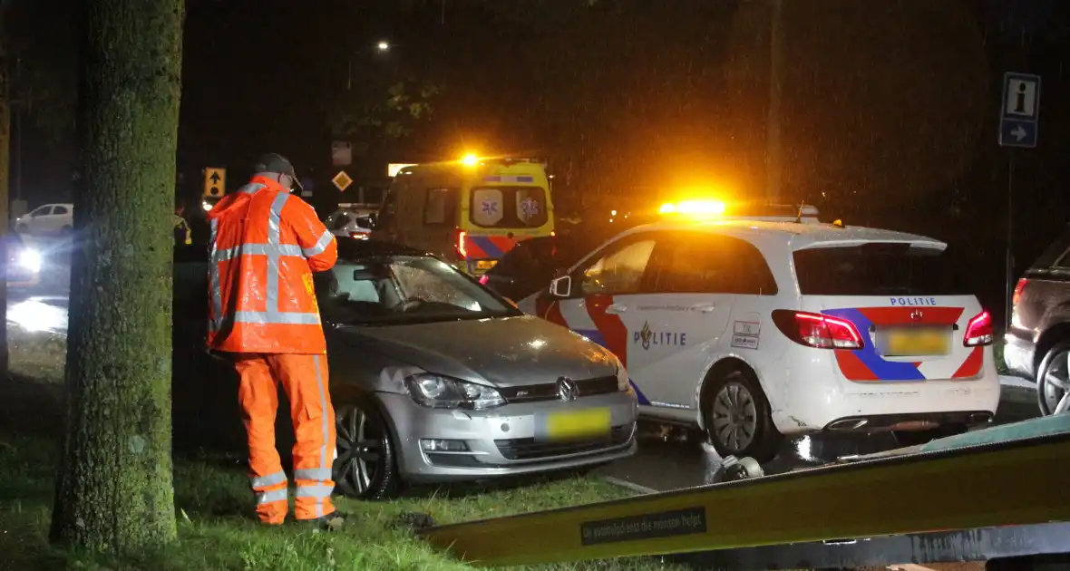 Auto en bestelbus in botsing onderaan afrit - Foto 3