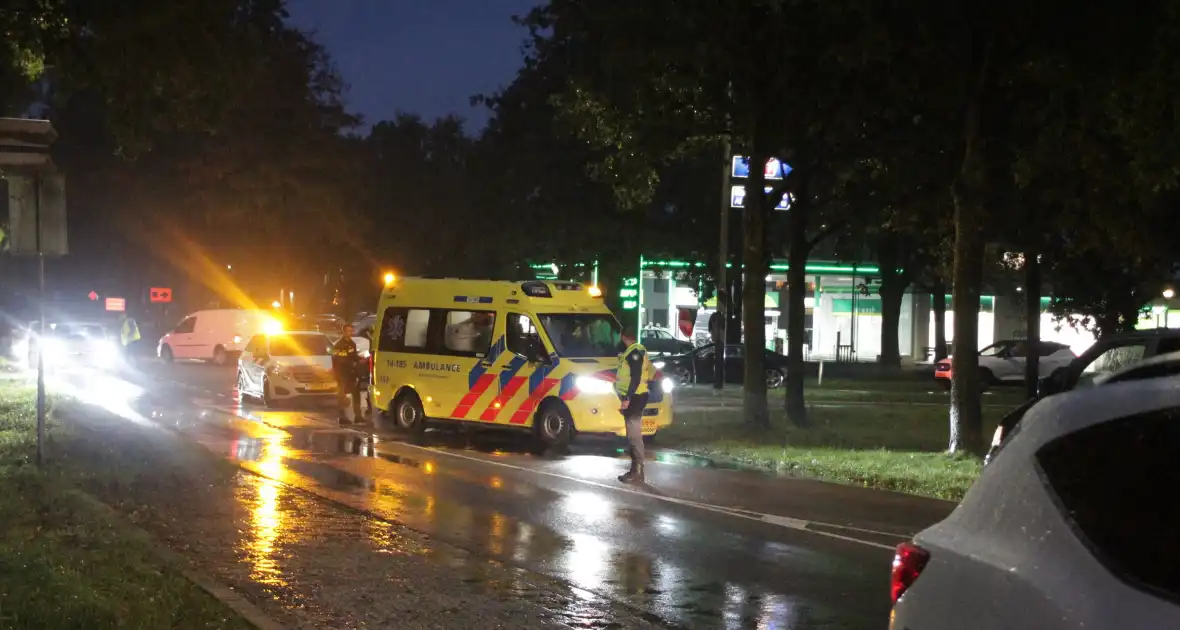 Auto en bestelbus in botsing onderaan afrit - Foto 8