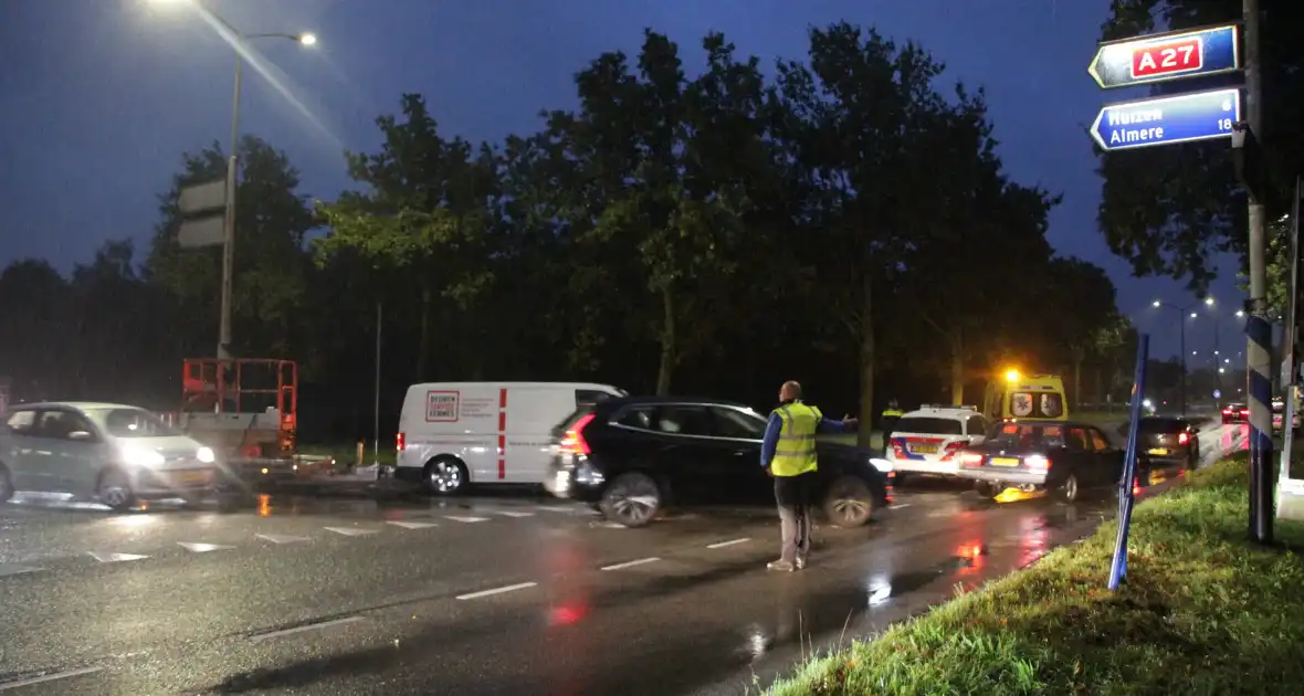 Auto en bestelbus in botsing onderaan afrit - Foto 9