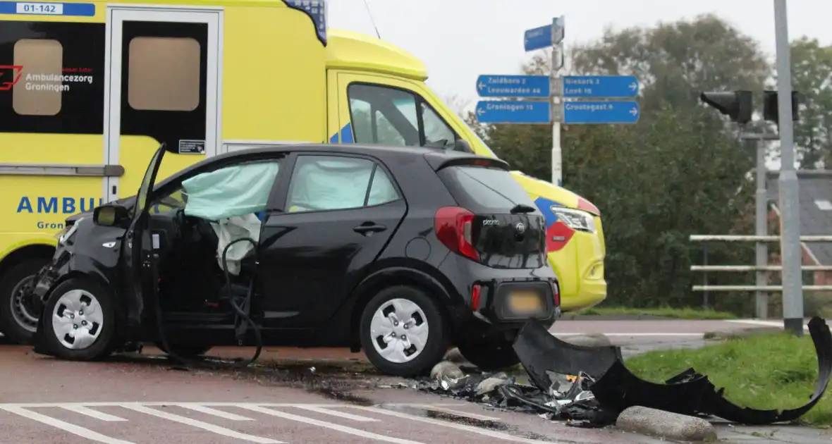 Ravage na botsing op kruising, auto belandt in kanaal