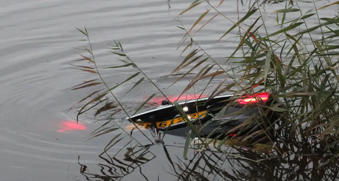 Ravage na botsing op kruising, auto belandt in kanaal - Foto 1