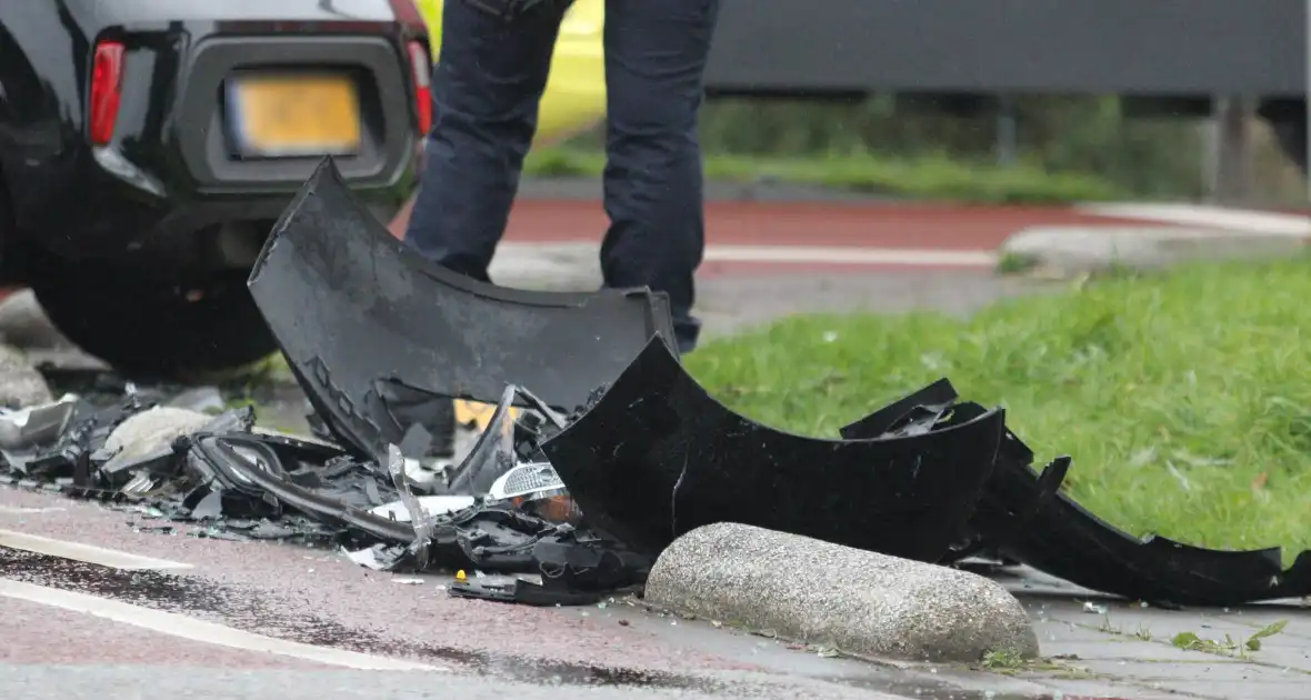 Ravage na botsing op kruising, auto belandt in kanaal - Foto 3