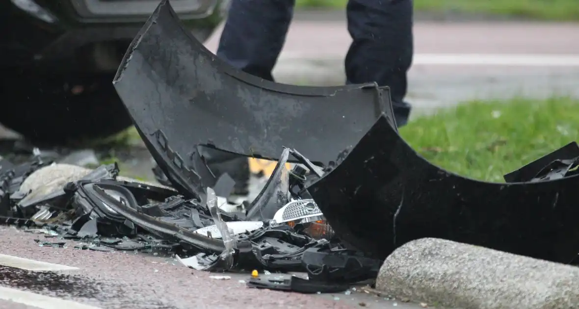 Ravage na botsing op kruising, auto belandt in kanaal - Foto 7