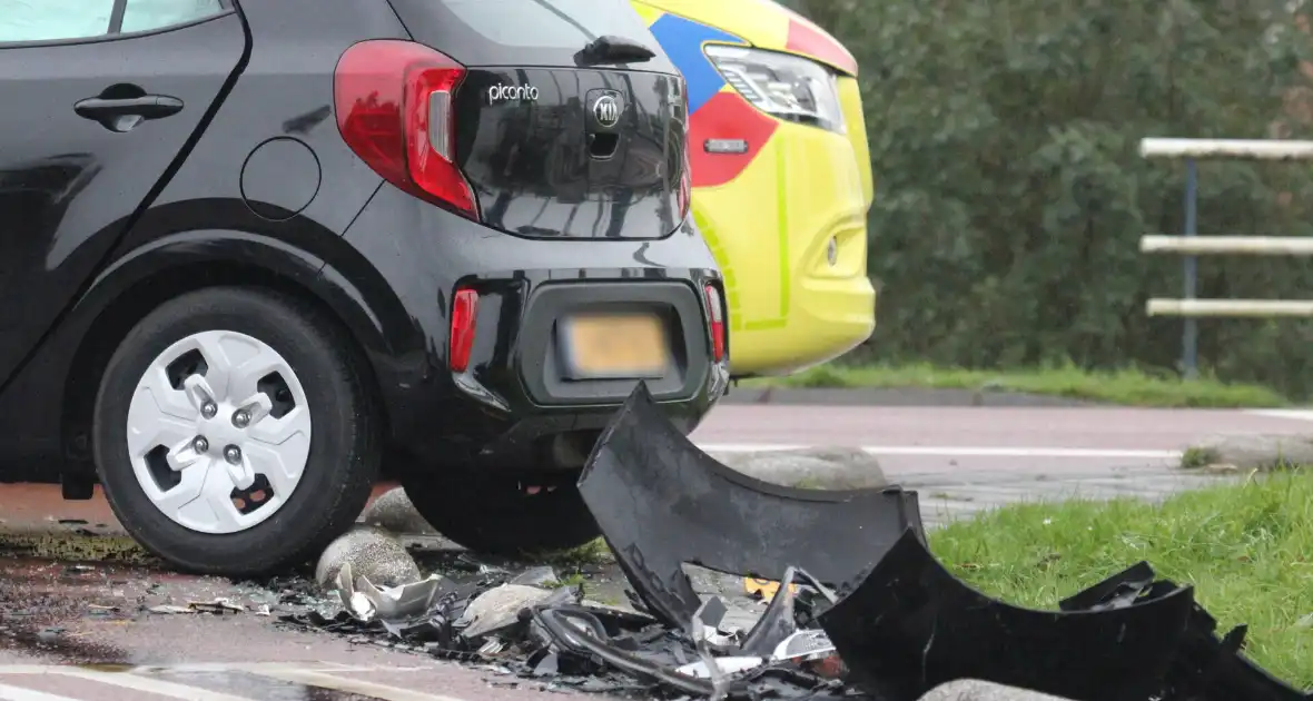 Ravage na botsing op kruising, auto belandt in kanaal - Foto 8