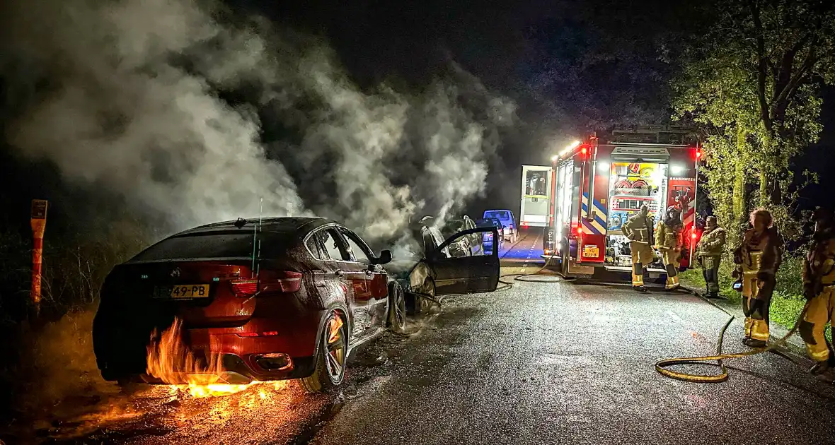 Twee geparkeerde auto's uitgebrand