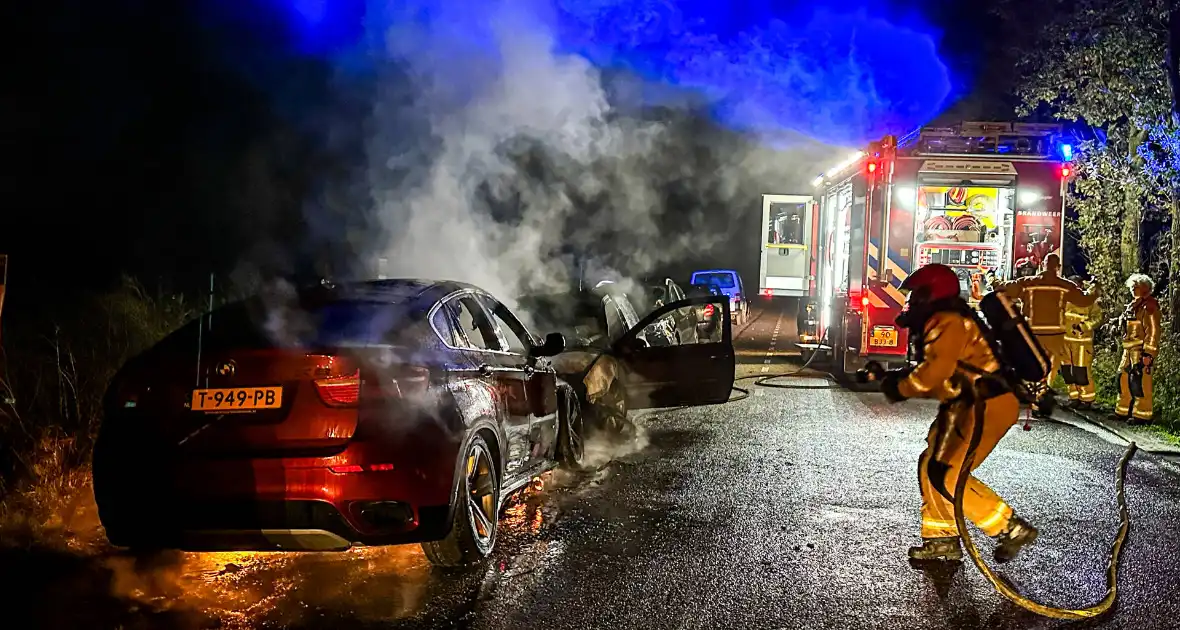 Twee geparkeerde auto's uitgebrand - Foto 1