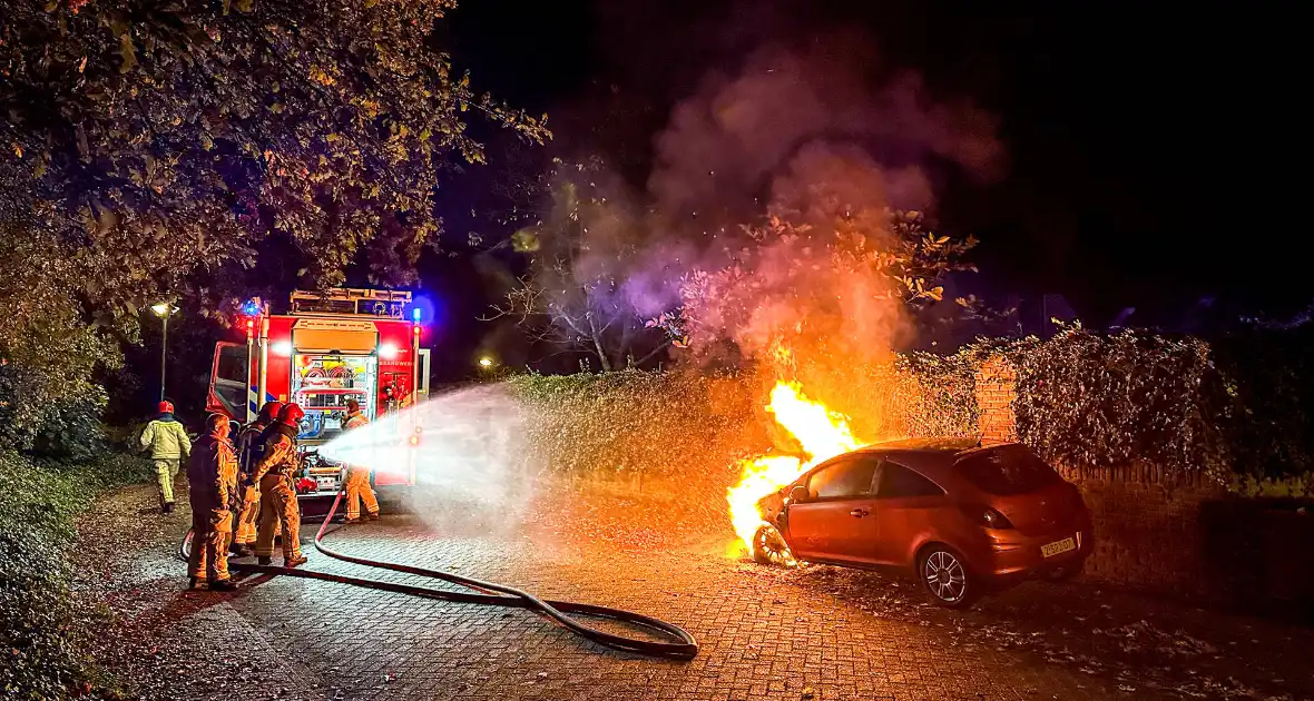 Geparkeerde personenauto uitgebrand
