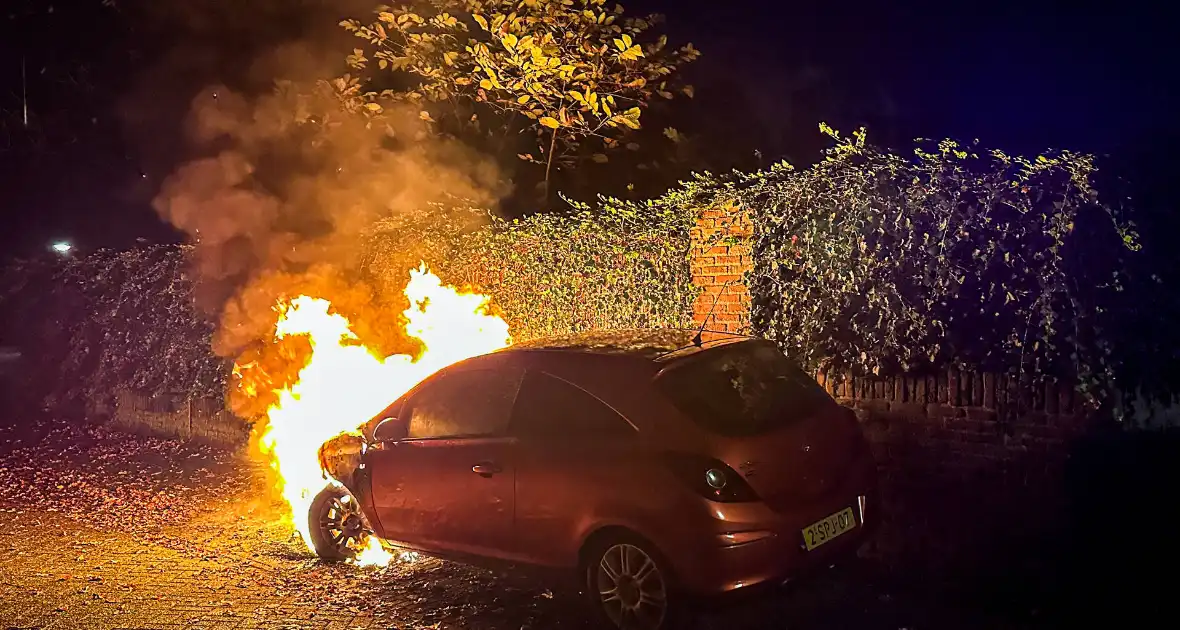 Geparkeerde personenauto uitgebrand - Foto 1