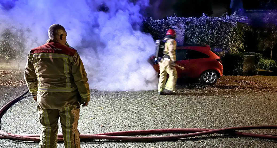Geparkeerde personenauto uitgebrand - Foto 3