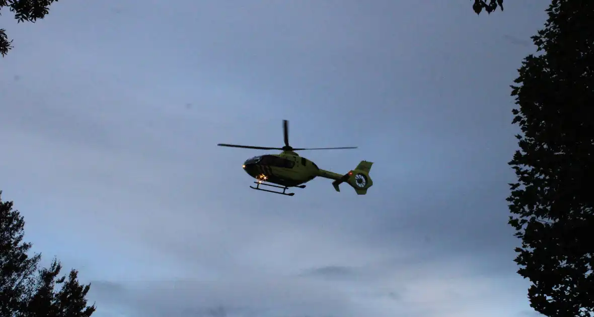 Traumahelikopter landt voor noodsituatie in zwembad - Foto 1