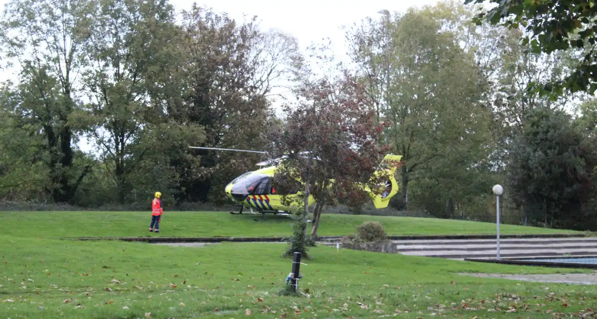 Traumahelikopter landt voor noodsituatie in zwembad - Foto 7