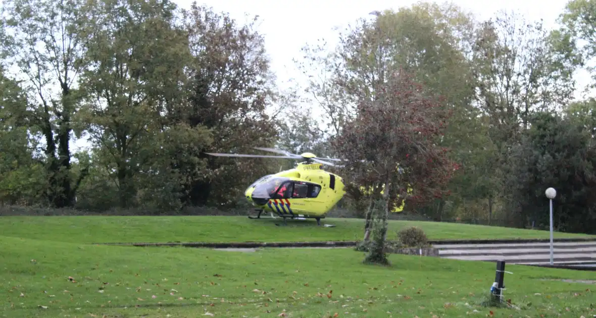 Traumahelikopter landt voor noodsituatie in zwembad - Foto 8