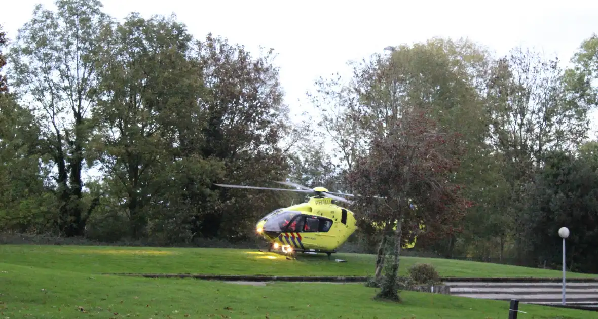 Traumahelikopter landt voor noodsituatie in zwembad - Foto 9
